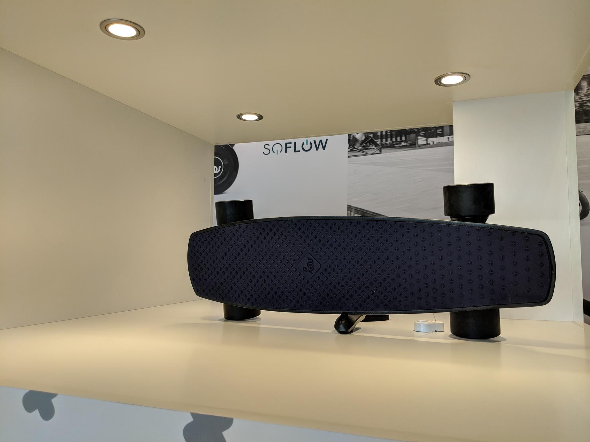 Ein elektrisches Skateboard der Firma SoFlow. Über eine Fernbedienung, die man während der Fahrt in der Hand hält, lässt sich die Geschwindigkeit regulieren. Kosten: 249 Euro.