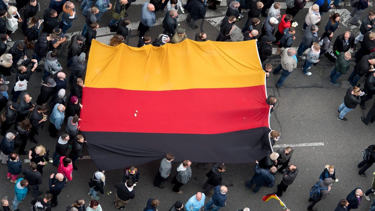Teilnehmer der Demonstration von AfD, Pegida und Pro Chemnitz tragen eine große Deutschland-Fahne. Teilnehmer der Demonstration von AfD, Pegida und Pro Chemnitz tragen eine große Deutschland-Fahne.