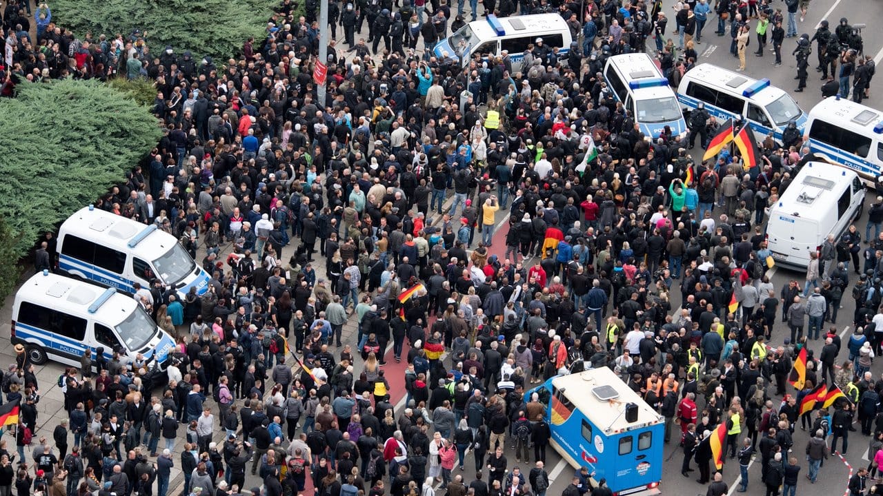 Rund 4500 Menschen nahmen an einem Marsch von AfD, Pegida und Pro Chemnitz teil. Rund 4500 Menschen nahmen an einem Marsch von AfD, Pegida und Pro Chemnitz teil.
