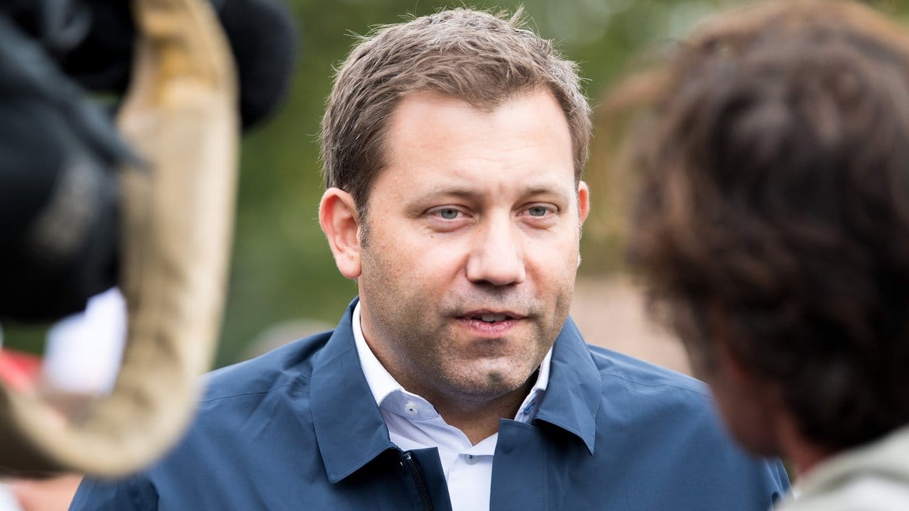 SPD-Generalsekretär Lars Klingbeil in Chemnitz: "Wir wollen, dass klar wird, die Mehrheit denkt hier (. SPD-Generalsekretär Lars Klingbeil in Chemnitz: "Wir wollen, dass klar wird, die Mehrheit denkt hier (.