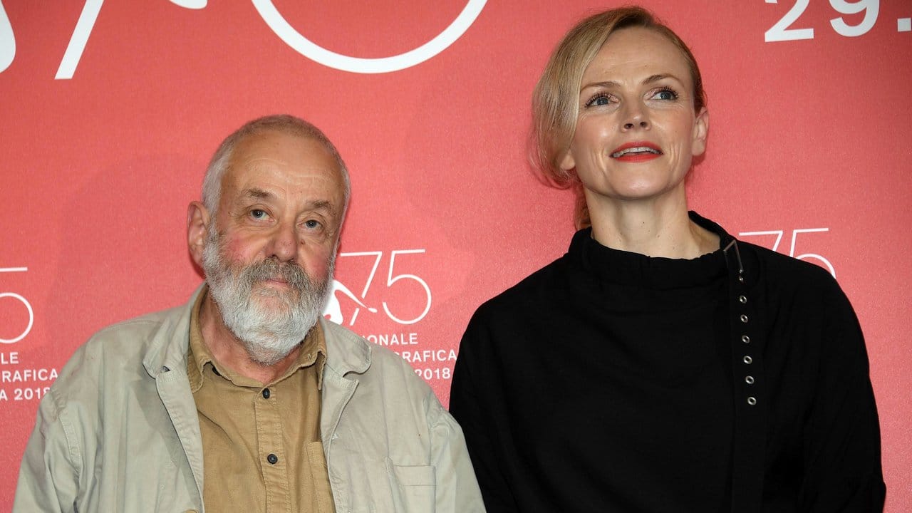 Regisseur Mike Leigh (l) und Schauspielerin Maxine Peake stellten ihren Film "Peterloo" in Venedig vor. Regisseur Mike Leigh (l) und Schauspielerin Maxine Peake stellten ihren Film "Peterloo" in Venedig vor.