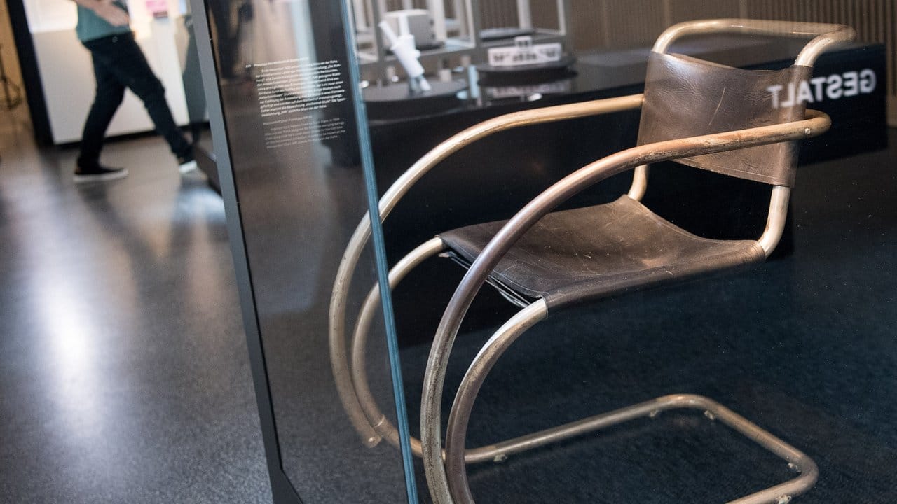 Ein Exemplar des "Freischwinger"-Stuhls von Ludwig Mies van der Rohe im "StadtPalais" in Stuttgart. Ein Exemplar des "Freischwinger"-Stuhls von Ludwig Mies van der Rohe im "StadtPalais" in Stuttgart.
