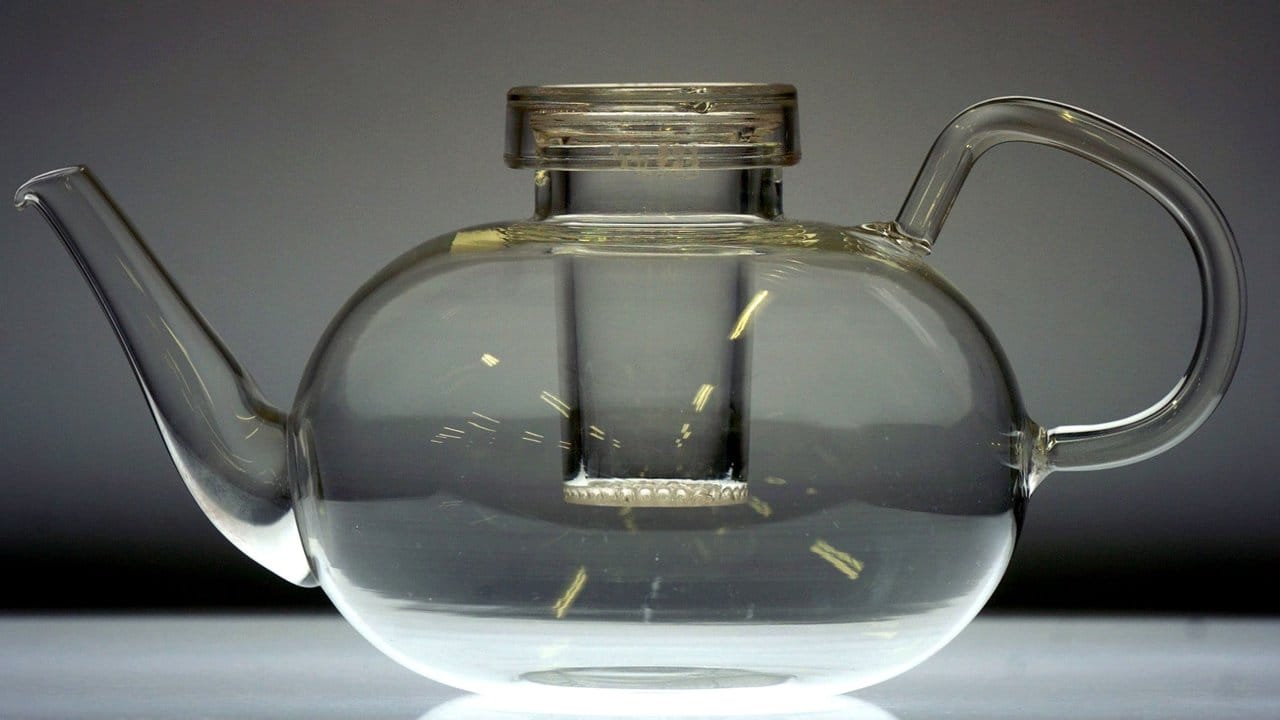 Die Bauhaus-Teekanne von Wilhelm Wagenknecht aus feuerfestem Jenaer Glas im Firmenarchiv des Jenaer Glaswerkes.