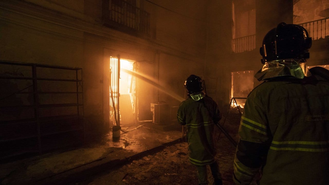 Kampf gegen die Flammen: Feuerwehrleute versuchen den Brand im brasilianischen Nationalmuseum zu löschen.