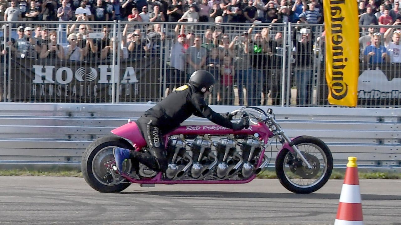 Rötger "Brösel" Feldmann auf seinem Red Porsche Killer" Dragster auf dem Flughafengelände in Hartenholm. Rötger "Brösel" Feldmann auf seinem Red Porsche Killer" Dragster auf dem Flughafengelände in Hartenholm.