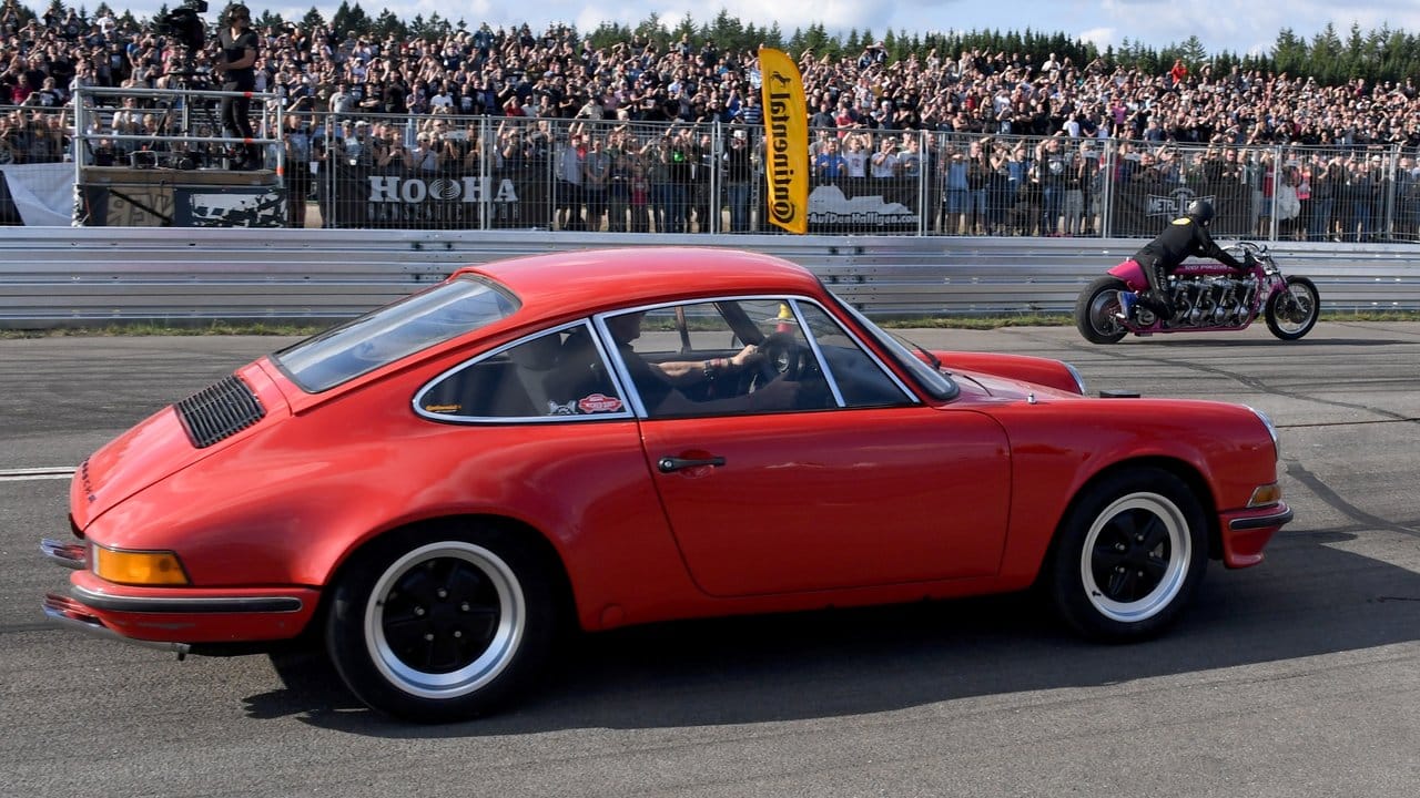 Rötger "Brösel" Feldmann zog mit seinem "Red Porsche Killer" Dragster an Holger "Holgi" Henze in seinem Porsche vorbei. Rötger "Brösel" Feldmann zog mit seinem "Red Porsche Killer" Dragster an Holger "Holgi" Henze in seinem Porsche vorbei.