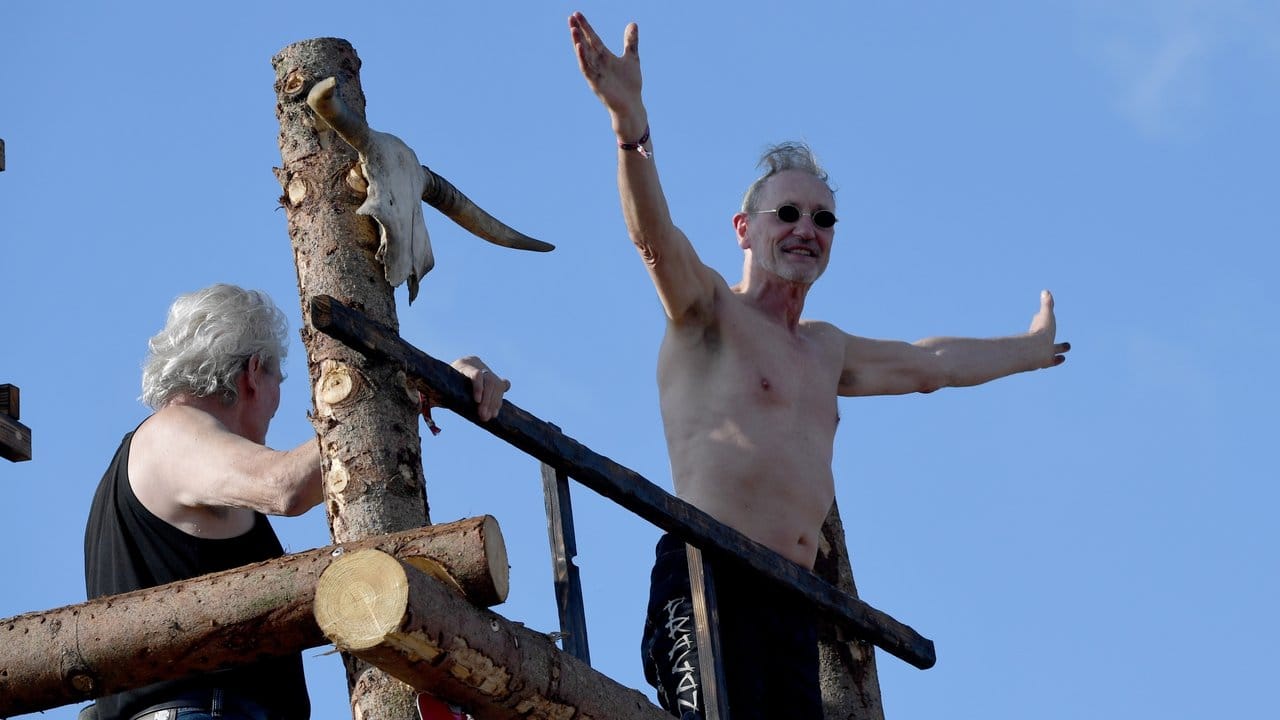 Rötger "Brösel" Feldmann (r) nach seinem Sieg zusammen mit Holger "Holgi" Henze auf dem "Schmähturm". Rötger "Brösel" Feldmann (r) nach seinem Sieg zusammen mit Holger "Holgi" Henze auf dem "Schmähturm".