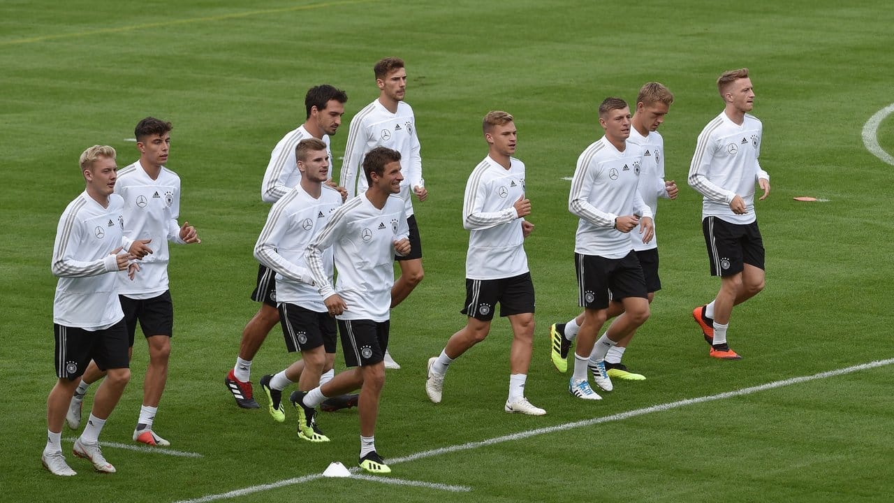 Die DFB-Kicker beim Lauftraining. Die DFB-Kicker beim Lauftraining.