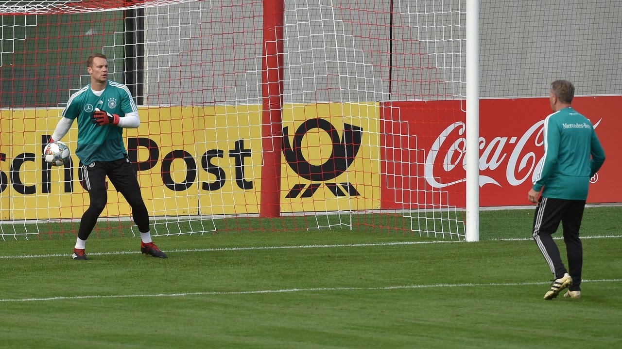 Manuel Neuer (l) wird wohl wie gewohnt im Kasten gegen Frankreich stehen. Manuel Neuer (l) wird wohl wie gewohnt im Kasten gegen Frankreich stehen.