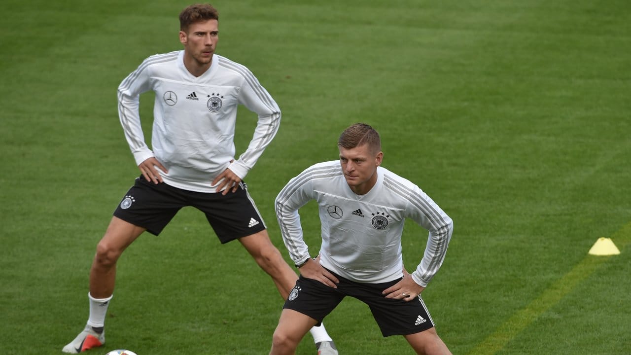 Leon Goretzka (l) und Toni Kroos beim Stretching. Leon Goretzka (l) und Toni Kroos beim Stretching.