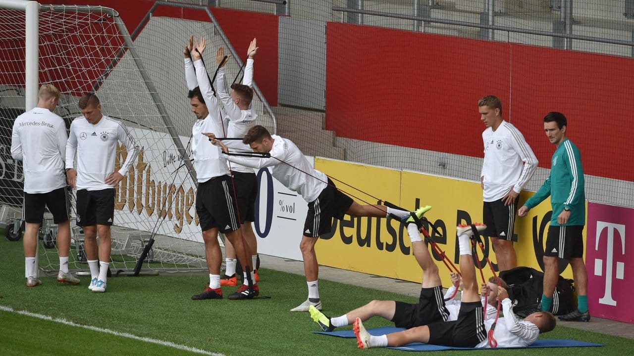 Auch die berühmten Gummibänder durften beim Training der deutschen Fußball-Nationalmannschaft nicht fehlen. Auch die berühmten Gummibänder durften beim Training der deutschen Fußball-Nationalmannschaft nicht fehlen.