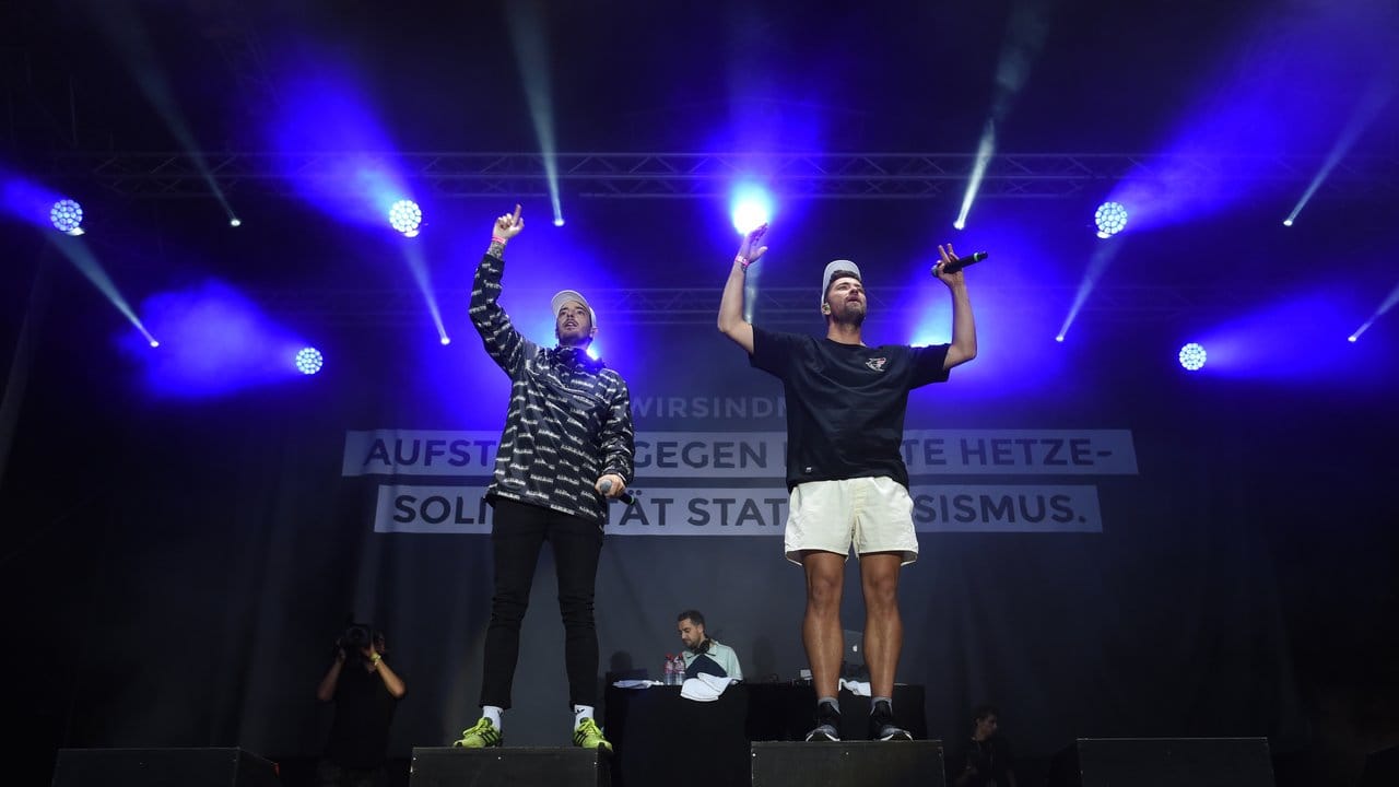 Zeichen geegn Rassismus und Gewalt: die Rapper Casper (l) und Marteria.