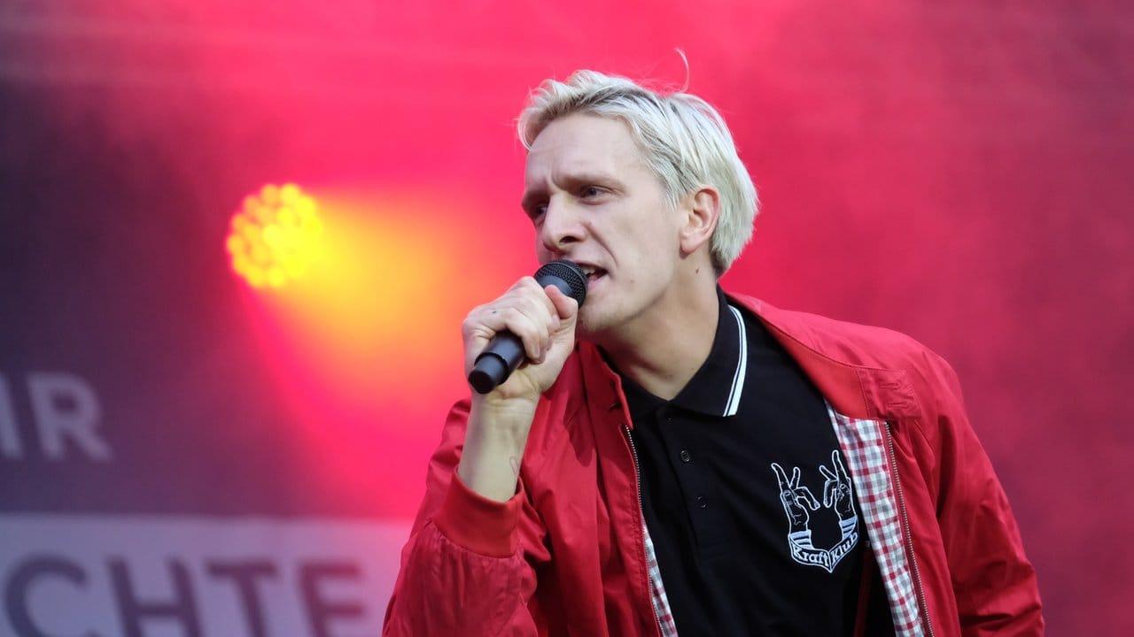 Initiator von #wirsindmehr: Sänger Felix Brummer und seine Kollgeen von Kraftklub.