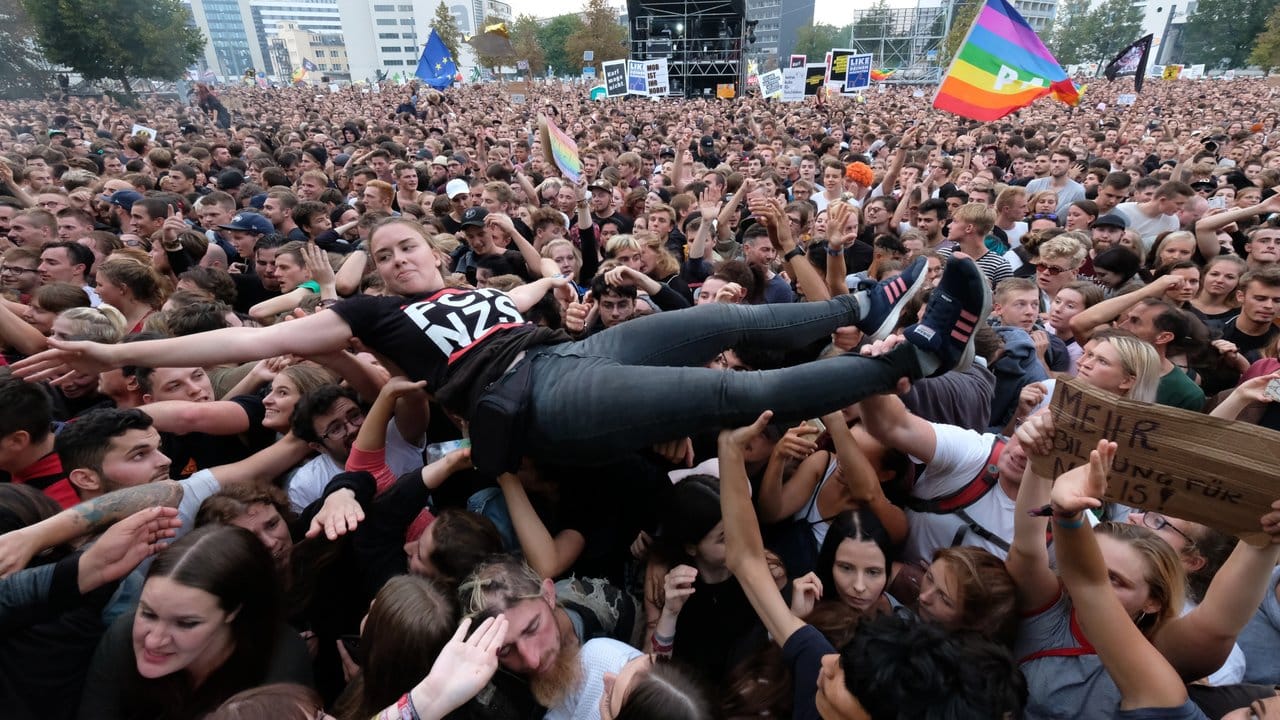 Nicht nur, aber vor allem junge Leute sind zu dem Konzert gekommen.