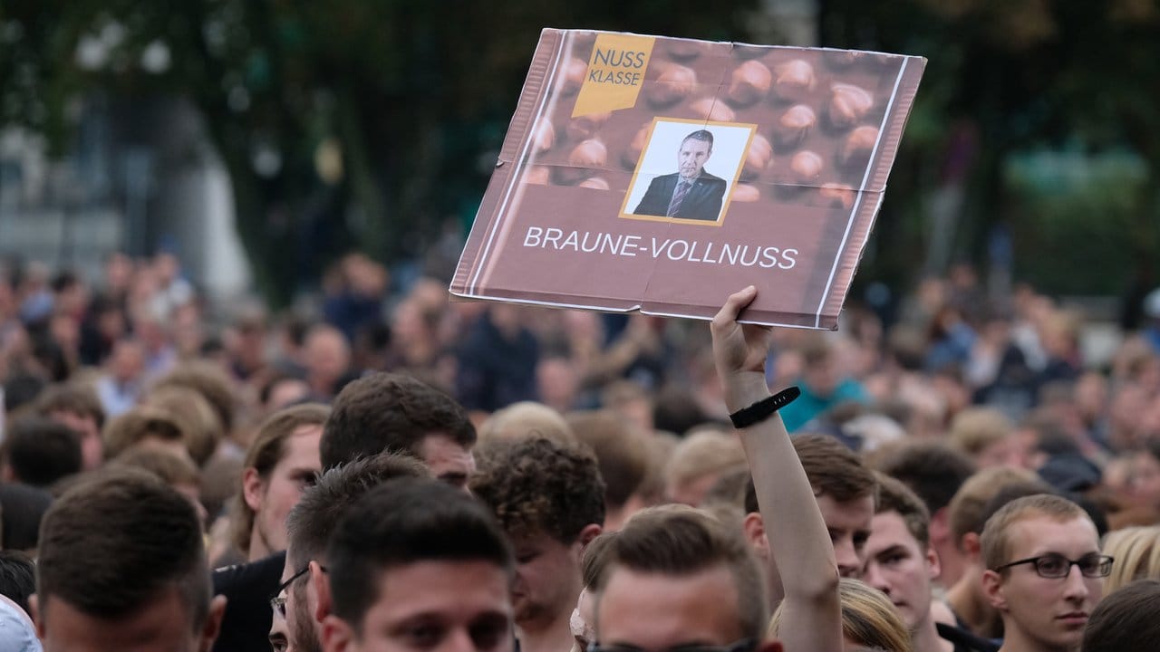 Ein Zuschauer hält während des Konzerts in Chemnitz eine symbolische Schokoladenpackung mit dem Bild des AfD-Politikers Björn Höcke und der Aufschrift "Braune Vollnuss".
