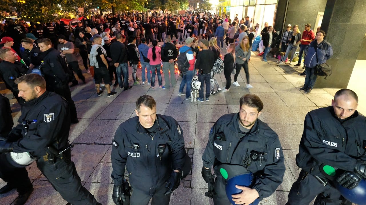 Polizisten sichern während des Konzerts den Gedenkort, an dem ein 35-jähriger Mann am Rande des Chemnitzer Stadtfestes erstochen worden war.