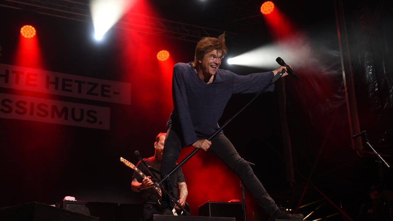 Sänger Campino steht mit seiner Band "Die Toten Hosen" auf der Bühne im Chemnitz.