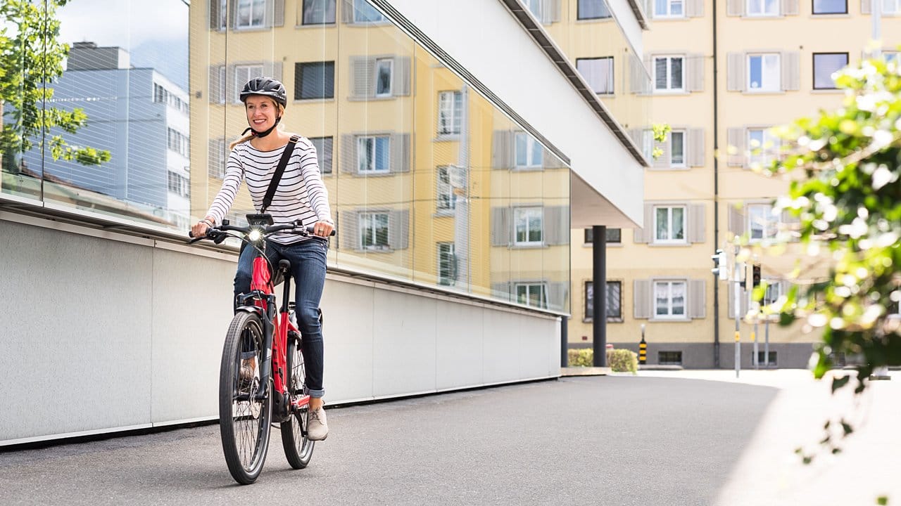 Viele verbinden mit einem gefedertem Fahrrad - hier von Flyer - ein bequemes Fahrgefühl.