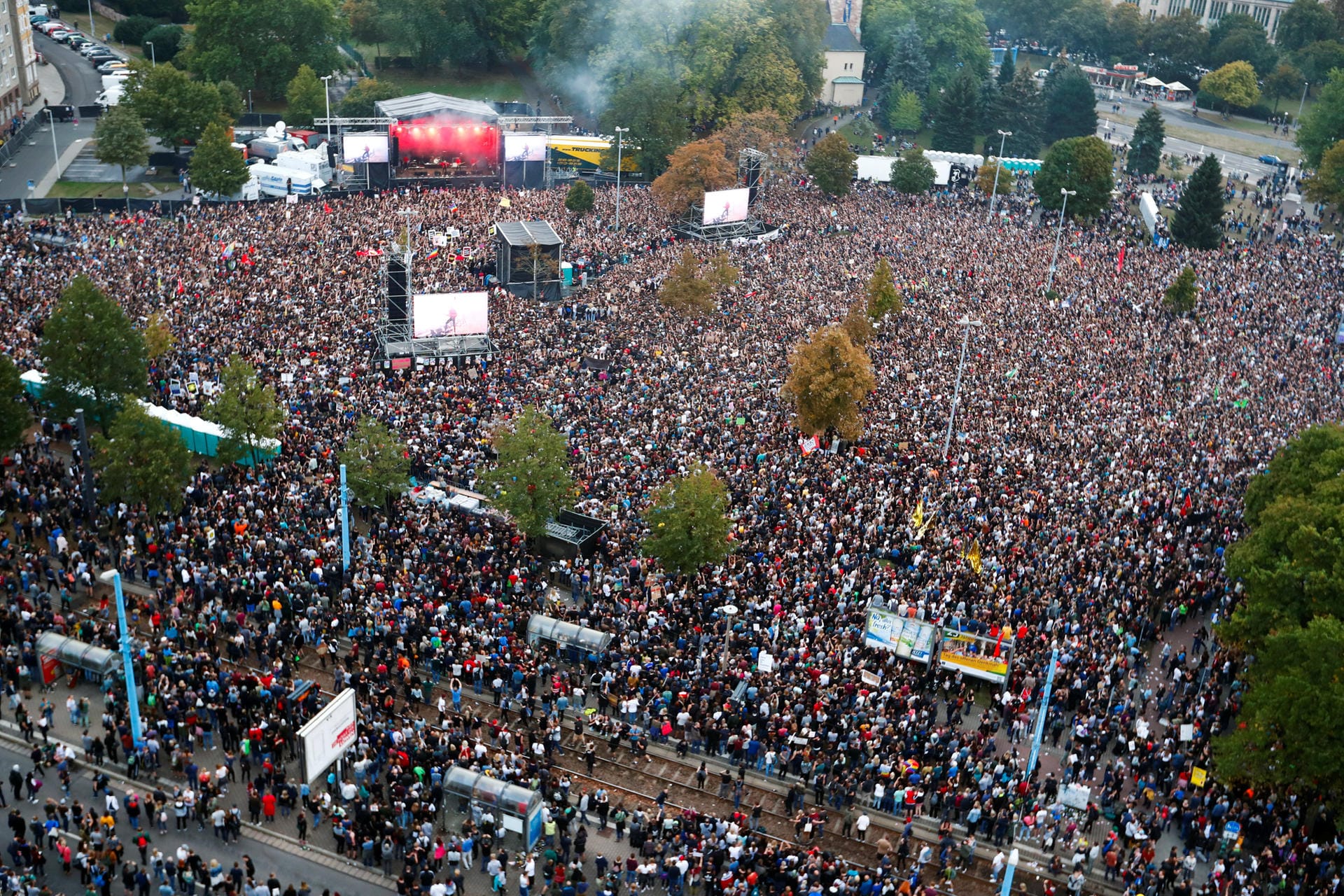 Rund 65.000 Menschen haben sich in der Chemnitzer Innenstadt zum Protest-Konzert gekommen: Zahlreicher Musik-Stars machten sich gegen Ausländerfeindlichkeit und rechtsextreme Gewalt stark.