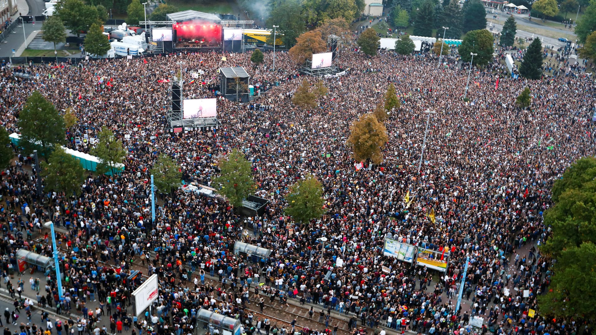 Rund 65.000 Menschen haben sich in der Chemnitzer Innenstadt zum Protest-Konzert gekommen: Zahlreicher Musik-Stars machten sich gegen Ausländerfeindlichkeit und rechtsextreme Gewalt stark.