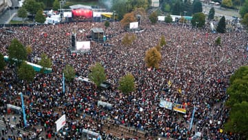 Rund 65.000 Menschen haben sich in der Chemnitzer Innenstadt zum Protest-Konzert gekommen: Zahlreicher Musik-Stars machten sich gegen Ausländerfeindlichkeit und rechtsextreme Gewalt stark.