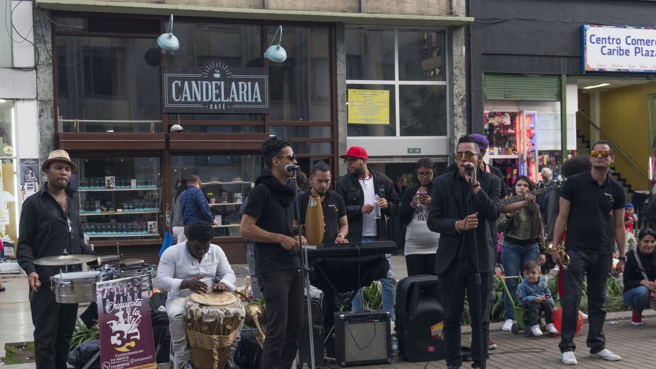 Die Musikband "La 35" aus Venezuela spielt auf einer Allee in der kolumbianischen Hauptstadt Bogota.