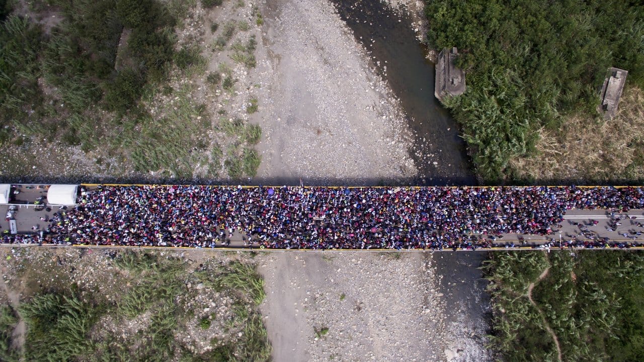Zahlreiche Menschen stehen auf der Brücke "Simon Bolivar" an der Grenze zwischen Venezuela und Kolumbien.