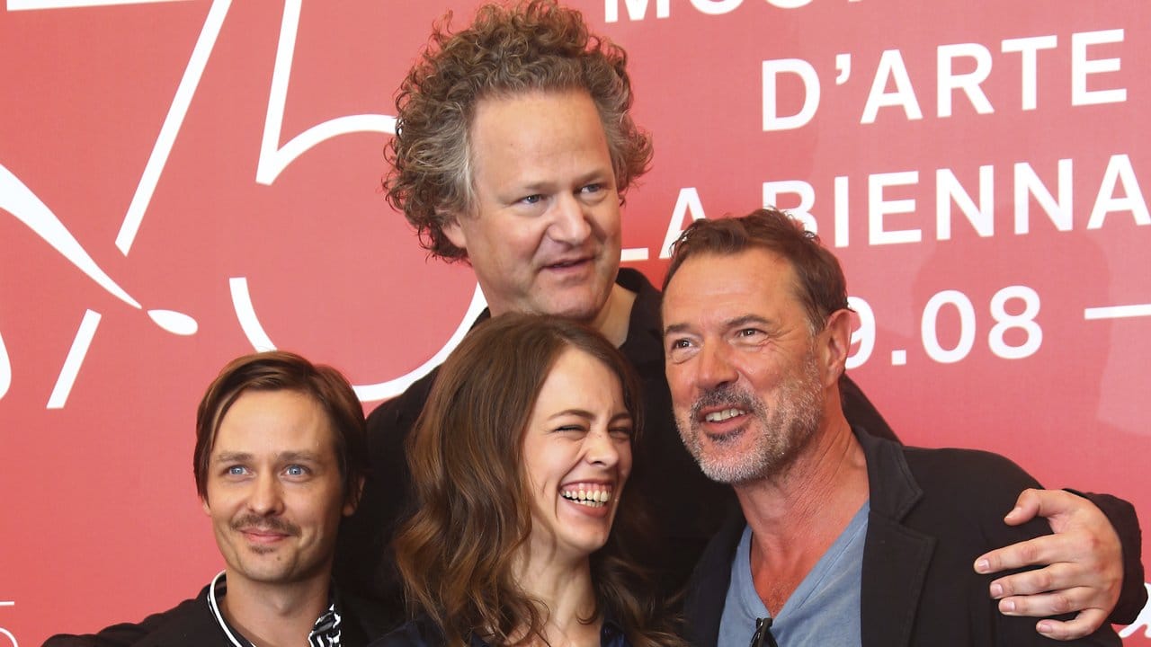 Der Regisseur und seine Schauspieler: Florian Henckel von Donnersmarck (M), Tom Schilling (l-r), Paula Beer und Sebastian Koch. Der Regisseur und seine Schauspieler: Florian Henckel von Donnersmarck (M), Tom Schilling (l-r), Paula Beer und Sebastian Koch.
