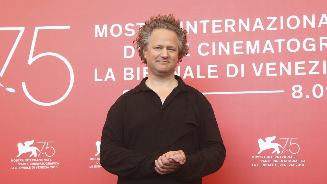 Florian Henckel von Donnersmarck ist mit "Werk ohne Autor" zum ersten Mal im Wettbewerb eines großen Filmfests vertreten. Florian Henckel von Donnersmarck ist mit "Werk ohne Autor" zum ersten Mal im Wettbewerb eines großen Filmfests vertreten.