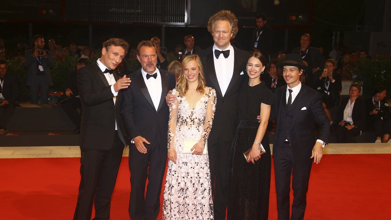 Auf dem roten Teppich: Oliver Masucci (l-r), Sebastian Koch, Saskia Rosendahl, Regisseur Florian Henckel von Donnersmack, Paula Beer und Tom Schilling. Auf dem roten Teppich: Oliver Masucci (l-r), Sebastian Koch, Saskia Rosendahl, Regisseur Florian Henckel von Donnersmack, Paula Beer und Tom Schilling.