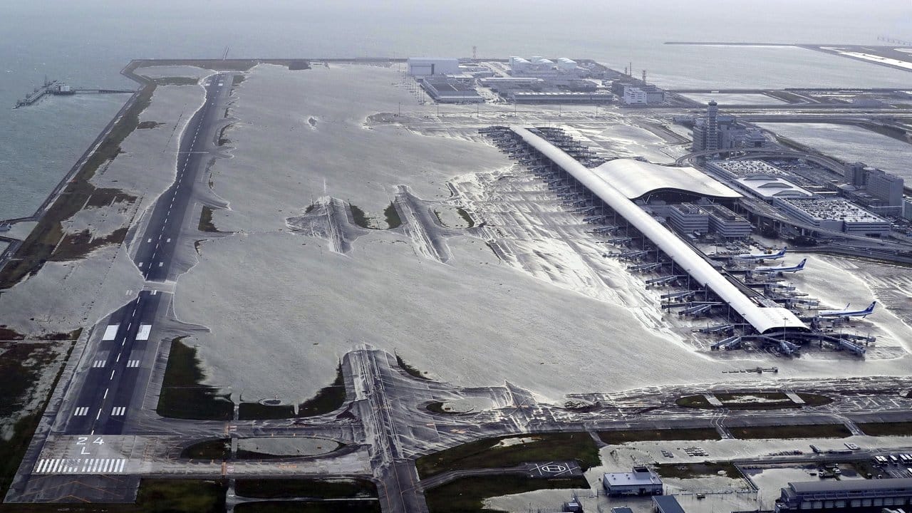 Der internationale Flughafen Kansai ist teilweise überschwemmt.
