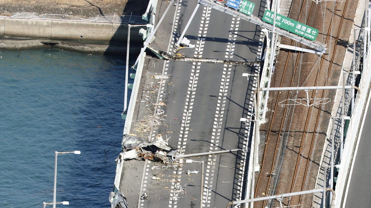 Die Brücke, die den Kansai International Airport auf einer Insel mit dem Festland verbindet, ist schwer beschädift worden.
