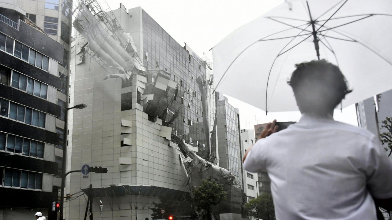 Die Wucht des Taifuns hat an einem Gebäude in Osaka ein Baugerüst abstürzen lassen und Teile der Fassade abgerissen.