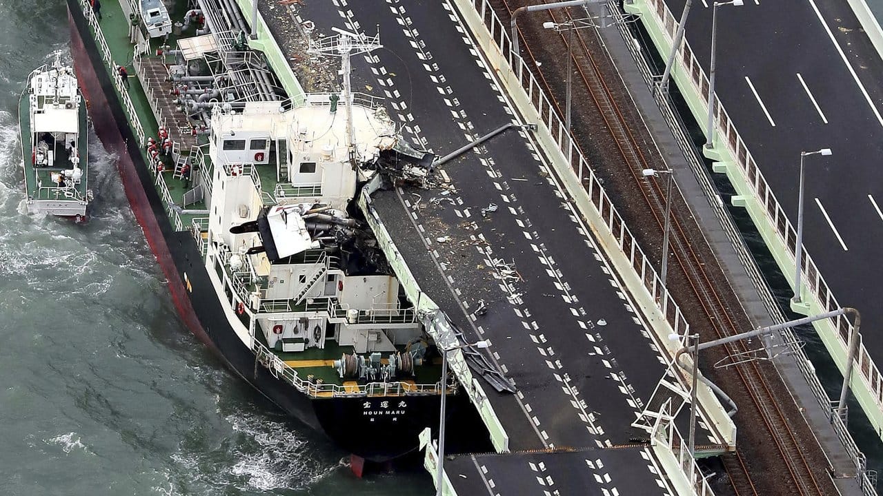 Ein abgetriebener Tanker ist in Osaka gegen eine Brücke geprallt.