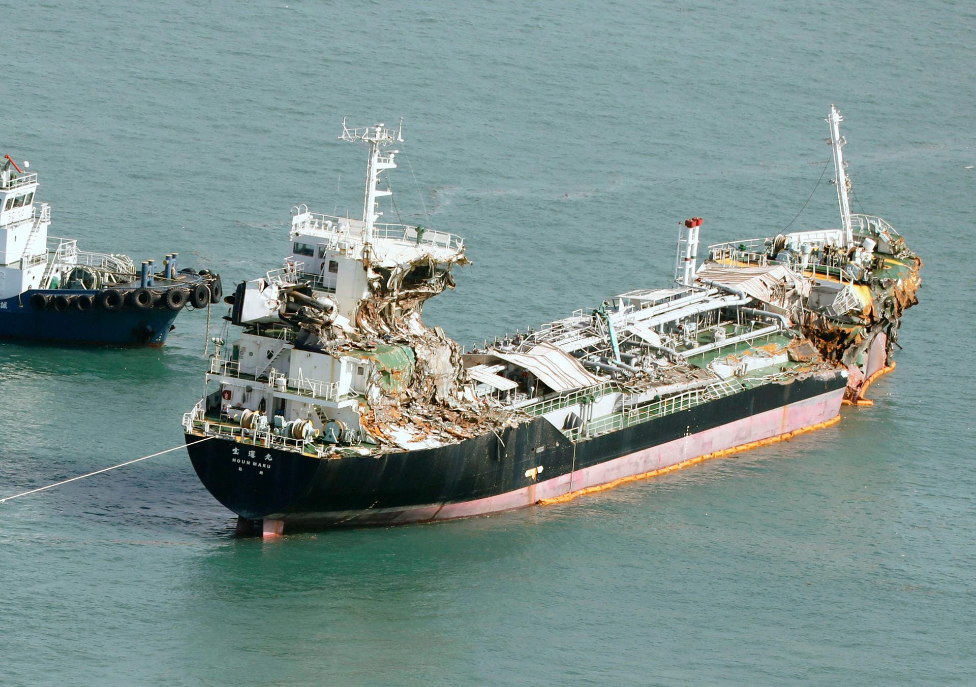 Ein beschädigter 2.591 Tonnen schwerer Öltanker wird von einem Schlepper gezogen. Die elf Personen an Bord des Schiffes blieben unverletzt.