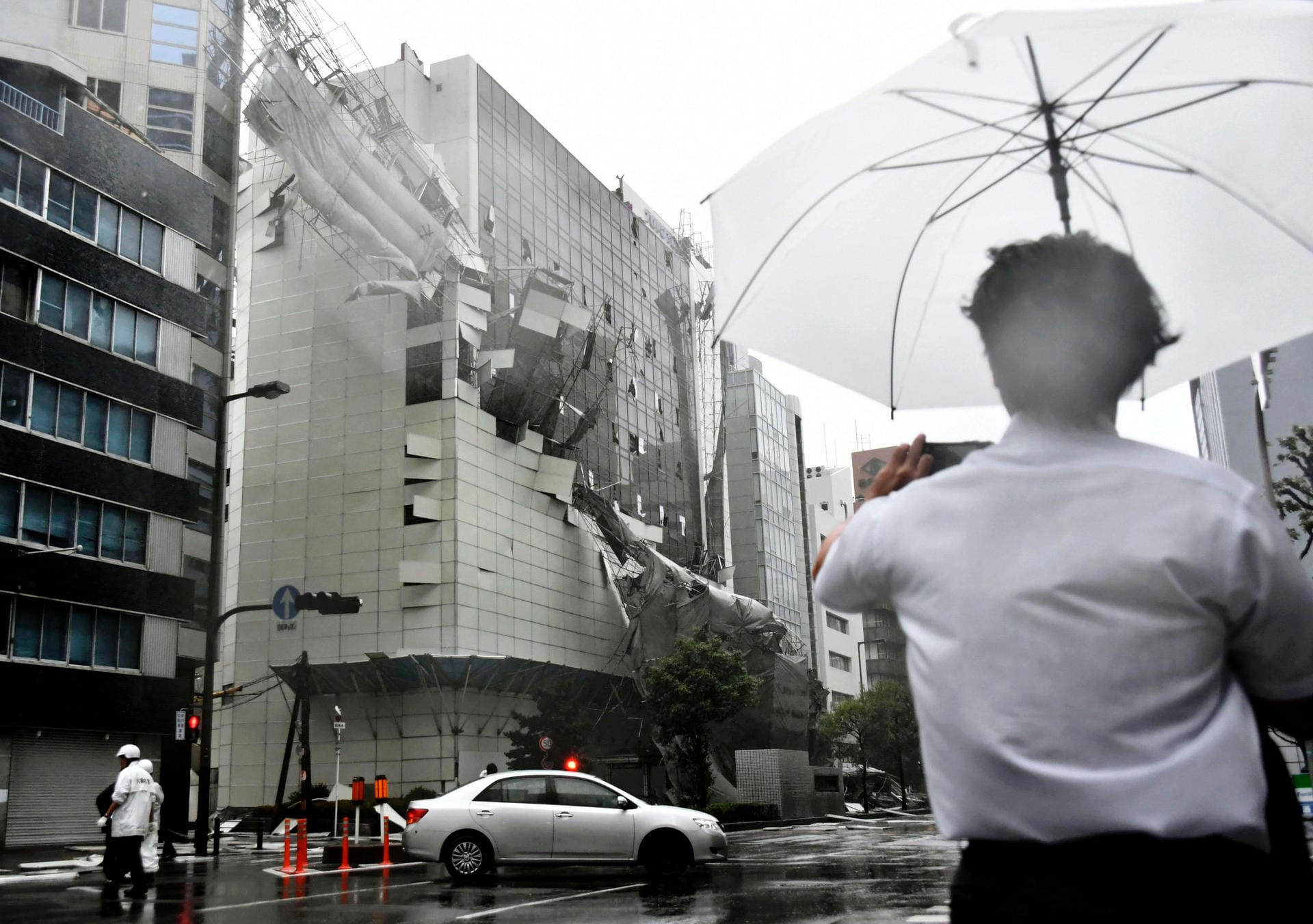 Der Taifun "Jebi" in Japan ließ ein Baugerüst von einem Gebäude abstürzen.