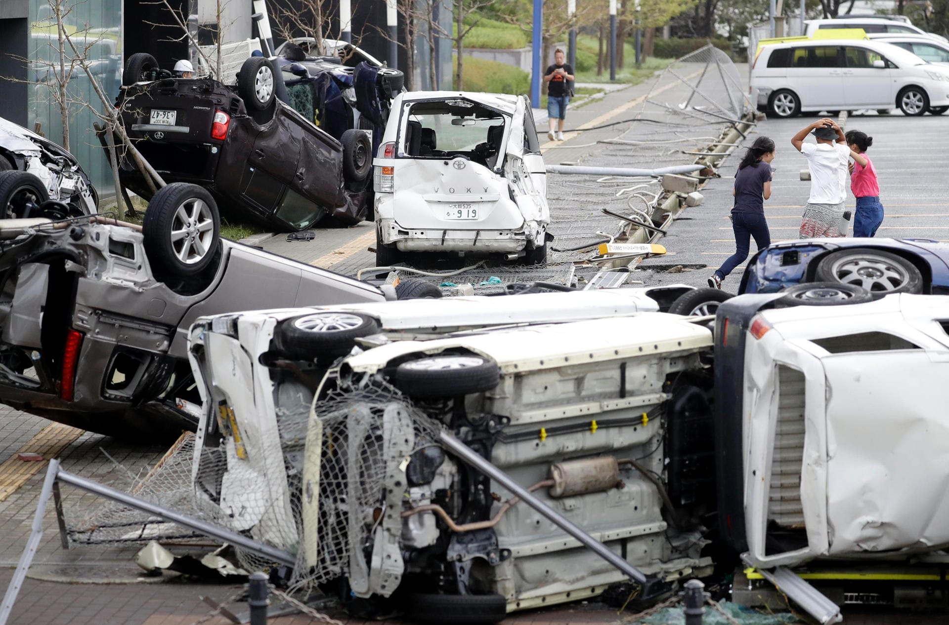 Umgekippte Autos liegen auf einer Straße, nachdem der Taifun "Jebi" die Region erreichte.