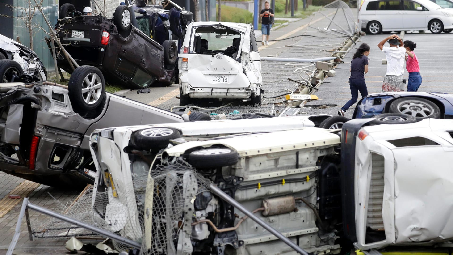 Umgekippte Autos liegen auf einer Straße, nachdem der Taifun "Jebi" die Region erreichte.