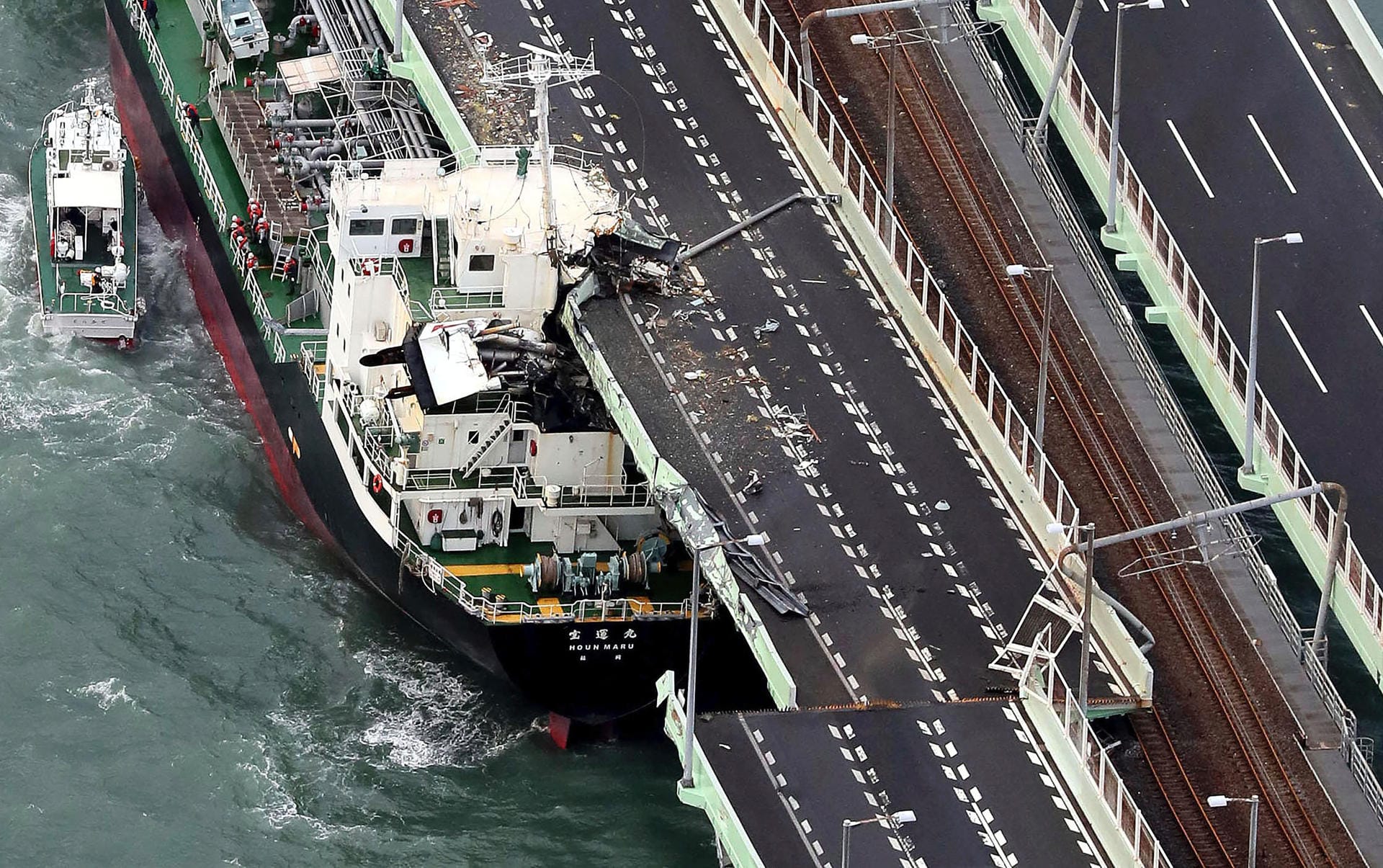 Ein durch den Taifun "Jebi" abgetriebener Tanker ist gegen eine Brücke geprallt, die den auf einer künstlichen Insel im Meer gelegenen internationalen Flughafen Kansai mit dem Festland verbindet.