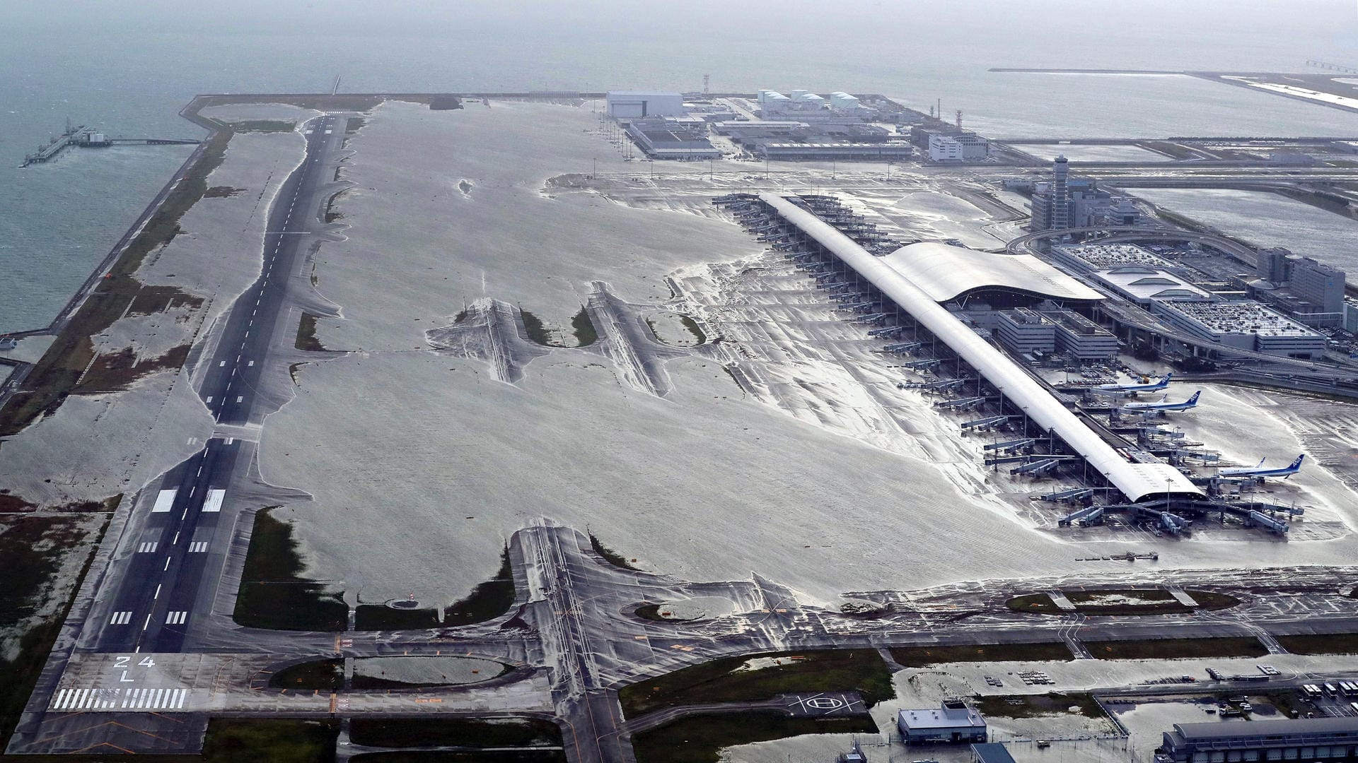 Der auf einer künstlichen Insel im Meer gelegene internationale Flughafen Kansai in der westlichen Provinz Osaka ist durch Taifun "Jebi" teilweise überschwemmt.