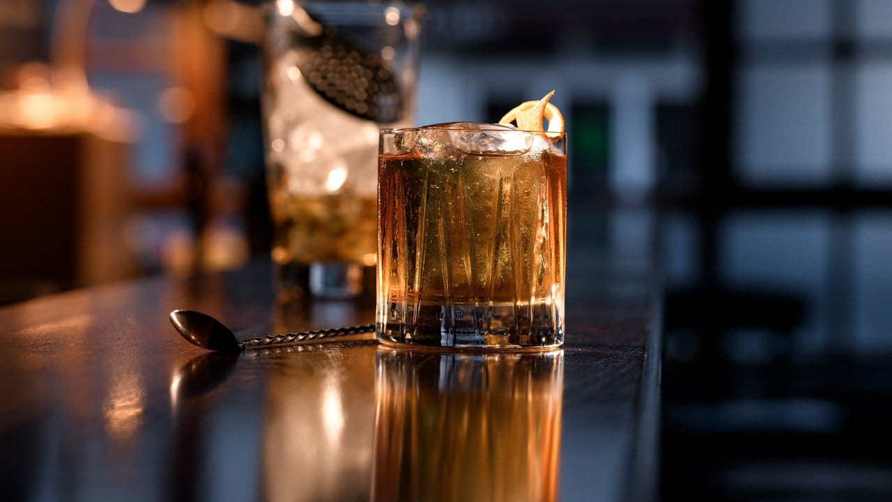 Für den "Old Fashioned" kommen eine Spirituose, Zuckersirup und Zitronensaft ins Glas.