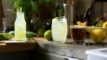 Ein "Sweet Sour Mix" ist ein alkoholfreier Mix: Zucker und Zitronen werden dafür mit Limonaden kombiniert, wie zum Beispiel beim Mexican Elbow (Mitte) mit Limettensaft, Agavendicksaft und Grapefruitlimonade.