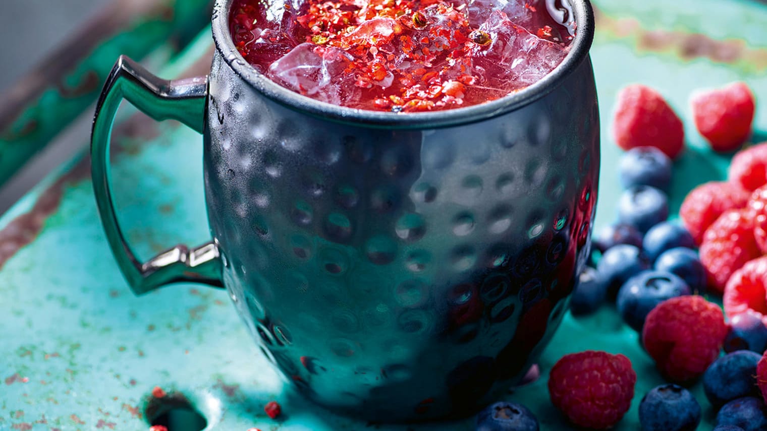 Der "Beeren-Mule" ist an den Klassiker "Moscow Mule" angelehnt: Waldbeerentee wird mit Gin, Limettensaft und Ginger Beer aufgegossen.