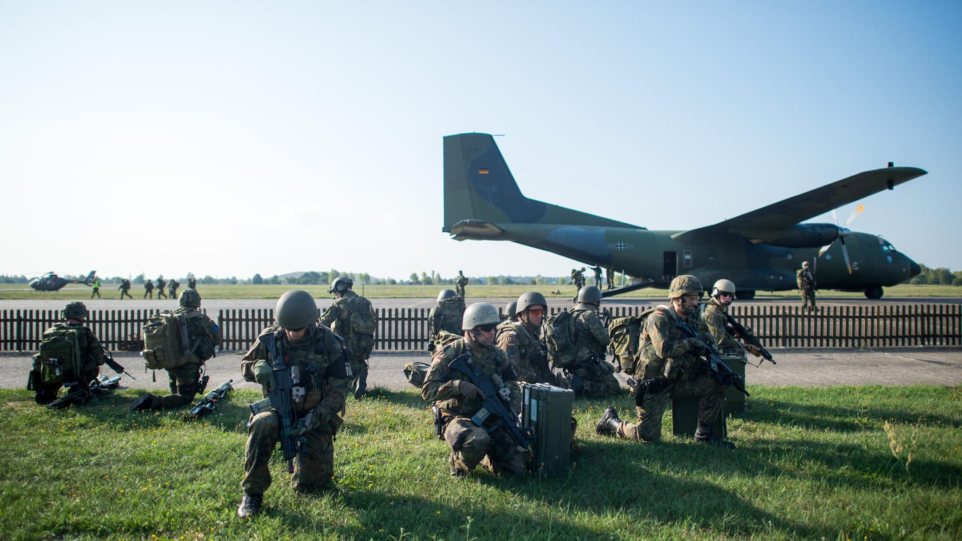 Fallschirmjäger sichern auf dem Flugplatz das Umfeld eine Transall. Auf dem Flughafen Borstel nahe Stendal war im Rahmen der Übung eine schnelle Luftevakuierung geübt worden.