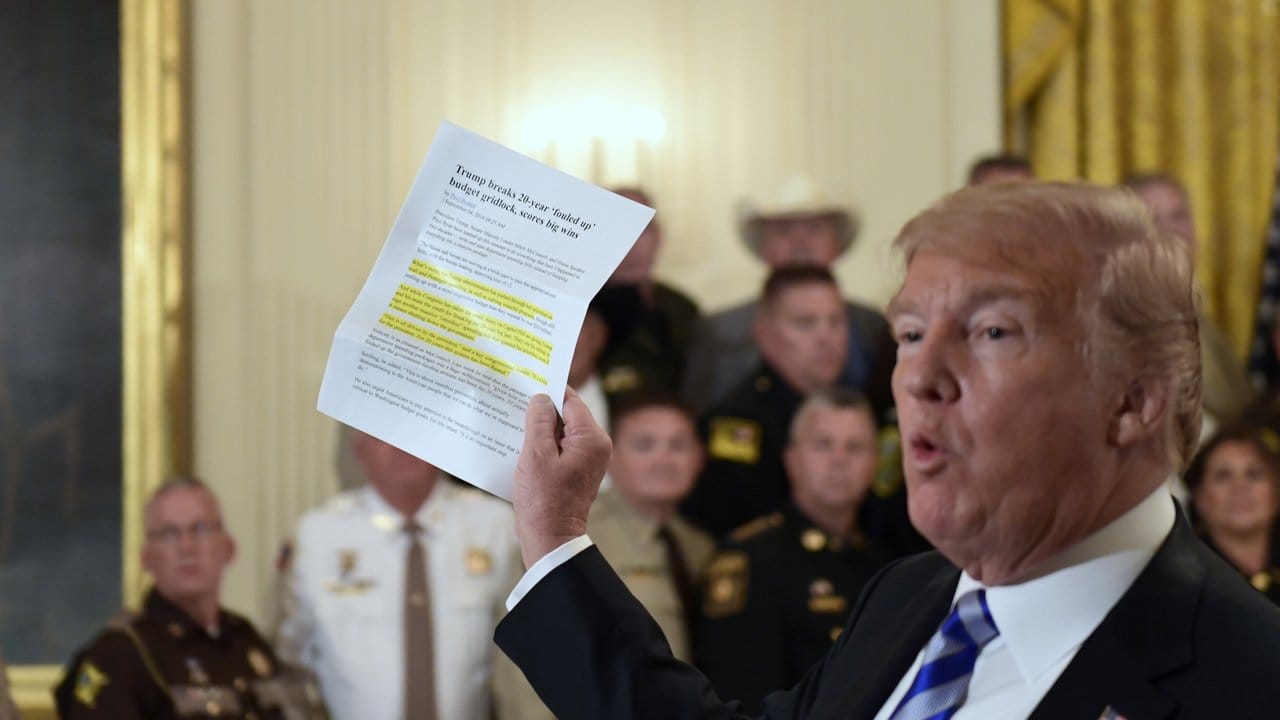 Unter Beschuss von allen Seiten: Donald Trump antwortet im East Room des Weißen Hauses auf die Frage eines Reporters.
