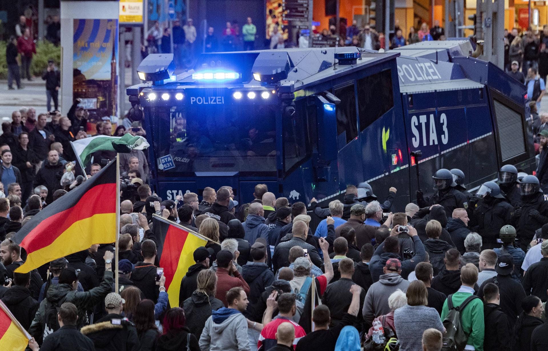 Die Polizei wollte die rechten Demonstranten unter anderem mit Wasserwerfern unter Kontrolle halten.