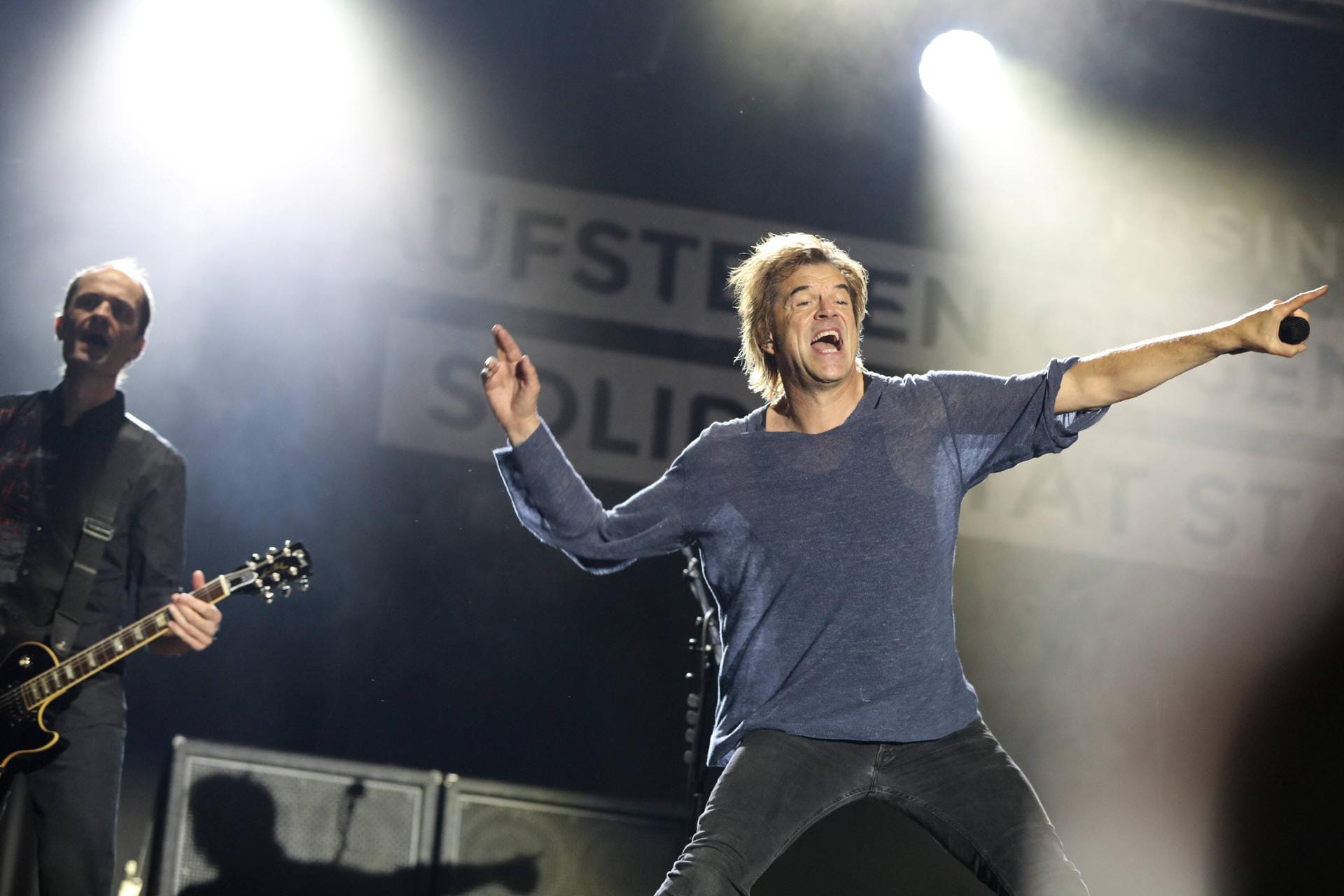 Die Toten Hosen live beim wirsindmehr Konzert gegen Rechts vor der Johanniskirche Chemnitz 03 09