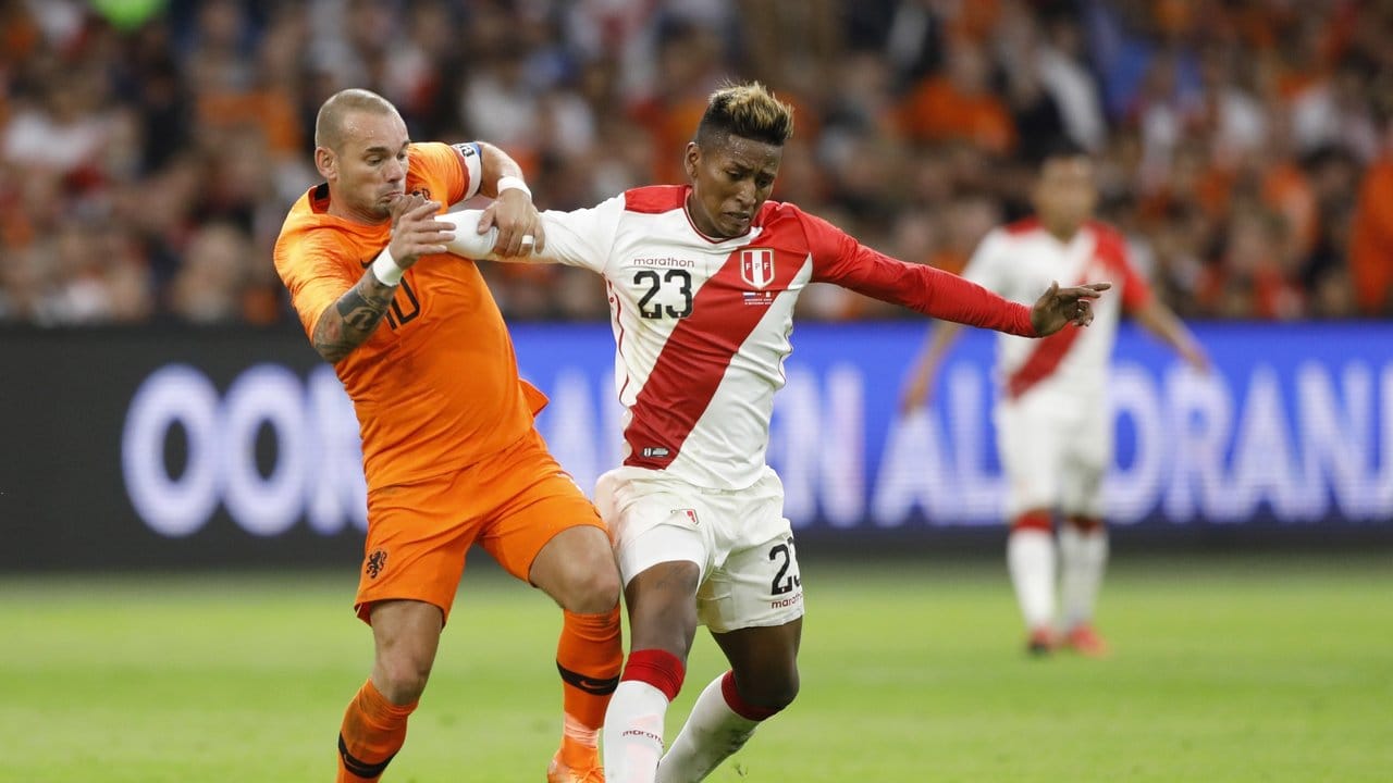 Der Niederländer Wesley Sneijder versucht in seinem letzten Länderspiel den Peruaner Pedro Aquino vom Ball zu trennen.