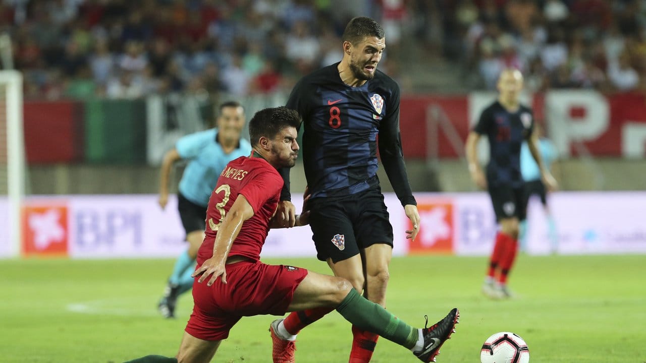 Portugals Ruben Neves (l) versucht den Kroaten Mateo Kovacic vom Ball zu trennen.