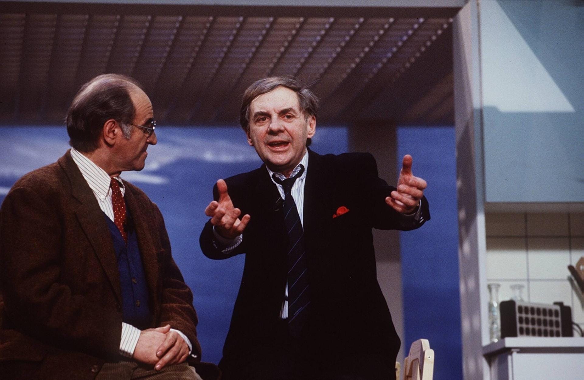 Er entlockte jedem gute Gespräche: Alfred Biolek (l.) stand 1989 gemeinsam mit Schauspieler Harald Juhnke vor der Kamera.